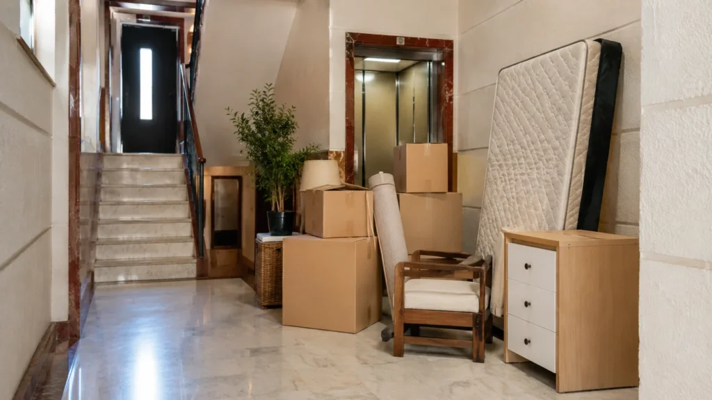 muebles cajas y enseres preparados para calcular un vaciado de piso
