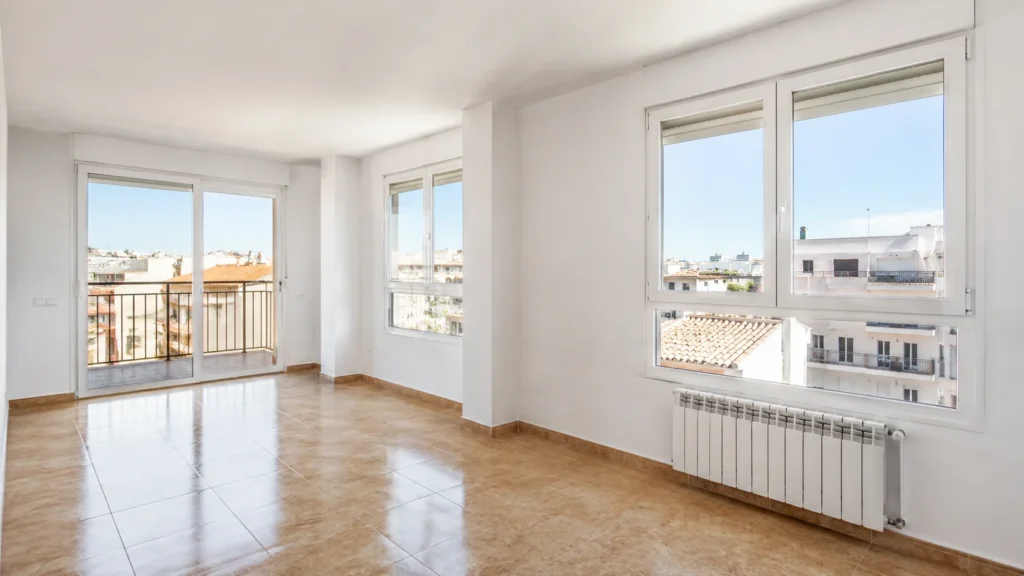 limpieza de ventanas después de vaciar un piso