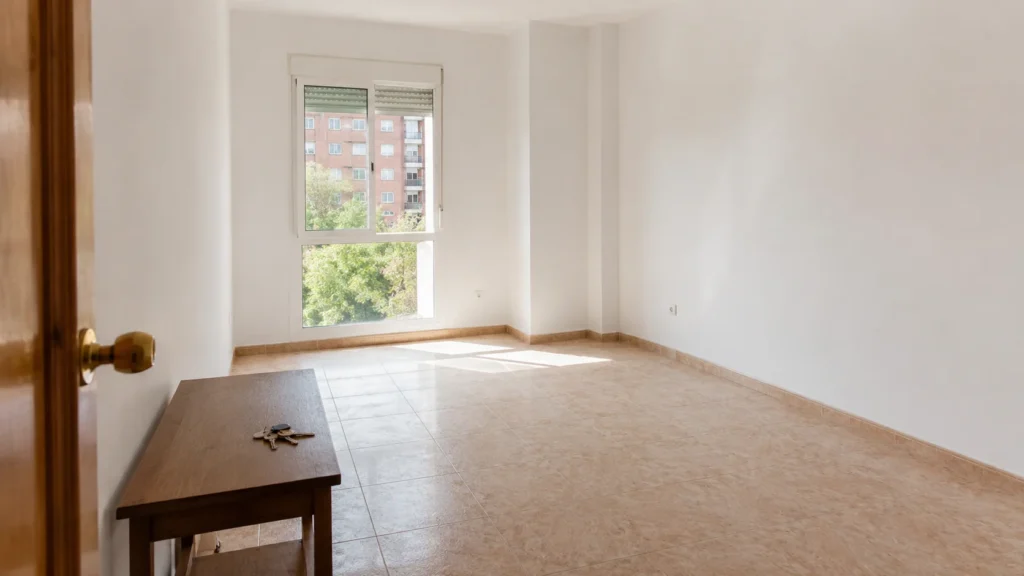Habitación vacía y limpia después de retirar muebles y enseres