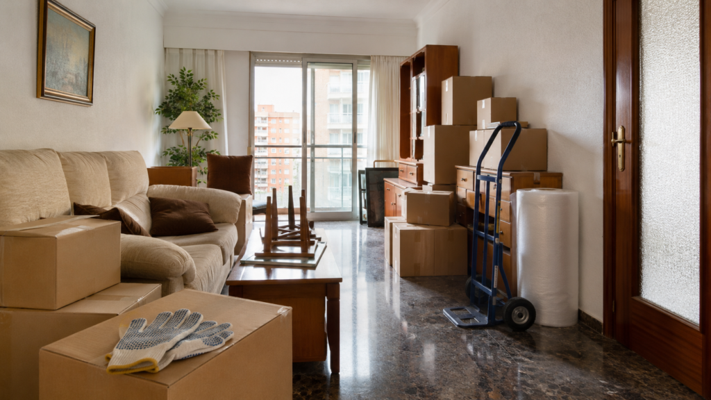 servicio de vaciado de pisos con muebles y cajas preparados para retirar